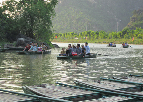 Đến Khu du lịch sinh thái Tràng An (Ninh Bình), khách sẽ được những người lái đò thiện nghệ đưa đi du ngoạn qua các hang động, các thung lũng ngập nước được bao bọc bởi các dãy núi đá vôi hùng vĩ với nhiều di chỉ khảo cổ, di tích lịch sử và văn hóa. Đến Khu du lịch sinh thái Tràng An (Ninh Bình), khách sẽ được những người lái đò thiện nghệ đưa đi du ngoạn qua các hang động, các thung lũng ngập nước được bao bọc bởi các dãy núi đá vôi hùng vĩ với nhiều di chỉ khảo cổ, di tích lịch sử và văn hóa.