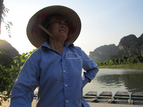 “Bây giờ không còn ruộng nữa, đàn ông lên thành phố làm ăn. Phụ nữ ở nhà chèo thuyền và lo toan việc gia đình. Mỗi chuyến đi về mất 3-4 tiếng, trời mát còn đỡ, những khi nắng nôi nhọc lắm. Nhiều khi đang ngoài nắng, thuyền vào trong hang lạnh đột ngột, nhiều lái thuyền ngất vì quá mệt”, cô Nguyễn Thị Liên chia sẻ. “Bây giờ không còn ruộng nữa, đàn ông lên thành phố làm ăn. Phụ nữ ở nhà chèo thuyền và lo toan việc gia đình. Mỗi chuyến đi về mất 3-4 tiếng, trời mát còn đỡ, những khi nắng nôi nhọc lắm. Nhiều khi đang ngoài nắng, thuyền vào trong hang lạnh đột ngột, nhiều lái thuyền ngất vì quá mệt”, cô Nguyễn Thị Liên chia sẻ.
