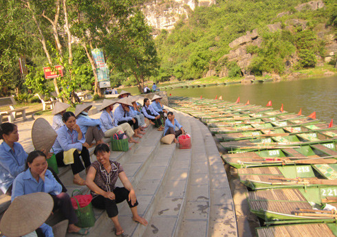 Ngày làm việc của các tay chèo bắt đầu bằng việc xếp thuyền chờ khách trên bến. Ở Tràng An, có khoảng 1.000 thuyền nan phục vụ du khách. Lái thuyền đều là người bản địa thông thuộc địa hình, văn hóa nơi đây. Từ khi bàn giao ruộng lúa để xây dựng khu du lịch, họ được tạo công việc mới, trở thành những "tay chèo". Ngày làm việc của các tay chèo bắt đầu bằng việc xếp thuyền chờ khách trên bến. Ở Tràng An, có khoảng 1.000 thuyền nan phục vụ du khách. Lái thuyền đều là người bản địa thông thuộc địa hình, văn hóa nơi đây. Từ khi bàn giao ruộng lúa để xây dựng khu du lịch, họ được tạo công việc mới, trở thành những "tay chèo".