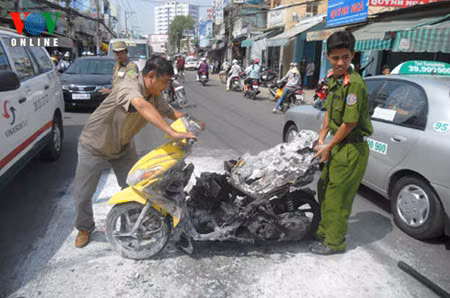 Liên tiếp xảy ra các vụ cháy, nổ xe máy khiến người dân lo lắng. Ảnh: VOV Online. Liên tiếp xảy ra các vụ cháy, nổ xe máy khiến người dân lo lắng. Ảnh: VOV Online.