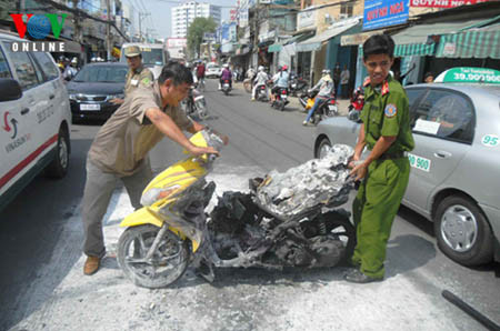 Liên tiếp xảy ra các vụ cháy, nổ xe máy khiến người dân lo lắng. Ảnh: VOV Online. Liên tiếp xảy ra các vụ cháy, nổ xe máy khiến người dân lo lắng. Ảnh: VOV Online.