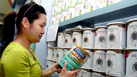 Việc một số mặt hàng sữa bột và sữa nước nhập khẩu tăng giá đang đi ngược chiều với giá thế giới. Ảnh: Dân trí. Việc một số mặt hàng sữa bột và sữa nước nhập khẩu tăng giá đang đi ngược chiều với giá thế giới. Ảnh: Dân trí.