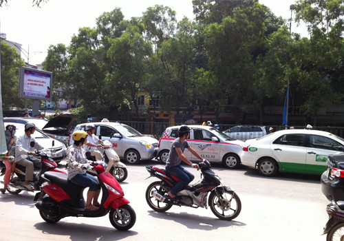 4 xe ô tô đâm nhau liên hoàn. Ảnh: Mai Đại Lục. 4 xe ô tô đâm nhau liên hoàn. Ảnh: Mai Đại Lục.