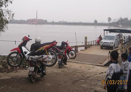 Dùng xe máy chở xe máy qua phà. Ảnh: Hai Long Dùng xe máy chở xe máy qua phà. Ảnh: Hai Long