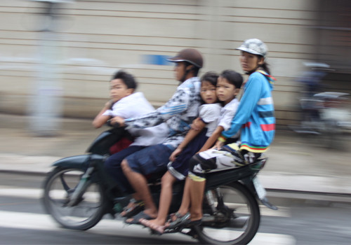 Trẻ em làm sao noi gương các bậc phụ huynh? Ảnh: Hoàng Vân. Trẻ em làm sao noi gương các bậc phụ huynh? Ảnh: Hoàng Vân.