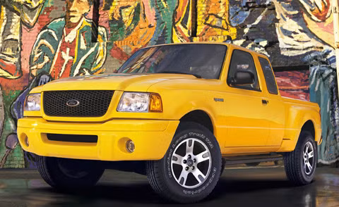 4. Ford Ranger Ford Ranger là mẫu xe bán chạy nhất ở Bắc Mỹ trong suốt một thời gian dài. Giới thiệu vào năm 1983, hãng đã bán được hơn 4,7 triệu chiếc từ tháng 1/1990 cho đến ngày cuối cùng 2011. Ảnh: Ford Ranger - mẫu xe bán tải cũng được phân phối chính hãng tại Việt Nam.