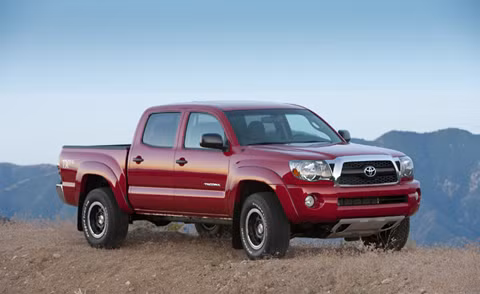 5. Toyota Tacoma Tacoma là một mẫu xe tải nhẹ vẫn được nhà sản xuất xe hơi Nhật Bản kinh doanh cho tới ngày hôm nay và được xem là mẫu xe tải có tùy chọn tốt nhất. Ra mắt năm 1995, Tacoma thành công lớn với 2,46 triệu xe bán ra cho đến tháng 12/2011. Tacoma bán chạy hơn Dakota 10.000 xe dù xuất hiện sau đến 9 năm, điều này chứng tỏ những chiếc xe bán tải Nhật Bản vẫn giữ được uy tín trên đất Mỹ. Ảnh: Toyota Tacoma - mẫu xe bán tải Nhật Bản bán chạy nhất tại Mỹ.