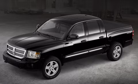 6. Dodge Dakota Trình làng năm 1986 để cạnh tranh với Ford Ranger và Dakota đã bán ra 2,45 triệu chiếc từ năm 1990. Dakota này đã ngừng sản xuất vào 2011. Ảnh: Dodge Dakota - một mẫu bán tải của hãng Chrysler.