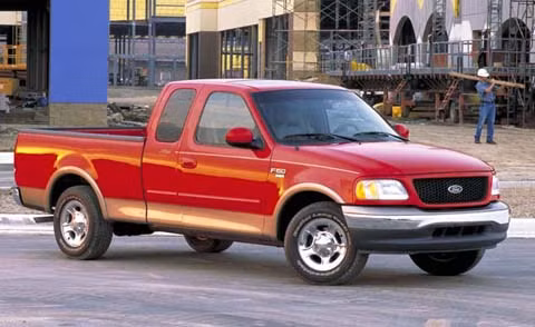 2. Ford F-Series. 15,6 triệu chiếc F-Series được bán ra từ năm 1990. Ford dẫn đầu trong việc phát triển xe tải và có những tiến bộ rõ nét, như động cơ EcoBoost V6 mới gần đây, cửa hậu và phiên bản sang trọng của mẫu King Ranch ở phân khúc cao cấp. Trong một thập kỷ qua, Ford liên tục tạo ra những phong cách xe bán tải mới khiến cho cả Chevrolet và Dodge nhanh chóng sao chép theo. Ảnh: Ford F150 - mẫu xe bán tải bán chạy thứ 2 tại Mỹ.