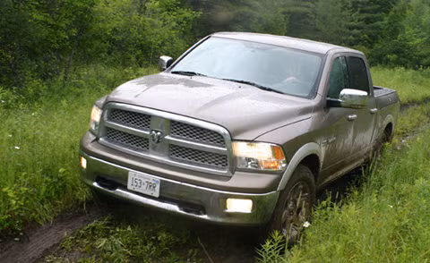 3. Dodge Ram Dodge gần đây đã tạo ra một thương hiệu phụ cho các xe tải của nó, và chỉ cần nhớ đến tên Ram. Từ tháng 1/1990 đến tháng 3/2012, Dodge bán 6,5 triệu chiếc Ram. Ảnh: Mẫu xe bán tải đậm chất Mỹ.