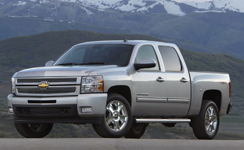 1. GMC Sierra/ Chevrolet Silverado. Chevrolet Silerado và GMC Sierra đã đứng đầu danh sách bán chạy nhất từ năm 1990. Chevrolet và GMC đã kết hợp bán hàng từ năm 1990 đến 2011 và con số xe bán ra tương đương 15,9 triệu xe, hơn mẫu Ford F-Series 330.000 chiếc. Nếu nhìn vào doanh số bán hàng riêng, GMC Sierra 3,9 triệu chiếc và Chevrolet Silverado 12 triệu chiếc thì Ford F-Series bán hàng hơn hẳn. Tuy nhiên GMC Sierra và Chevrolet Silverado chính xác là cùng một mẫu xe bán tải, do đó doanh số bán hàng của chúng là gộp chung. Ảnh: Mẫu xe bán tải được đánh giá hàng đầu tại Mỹ. 1. GMC Sierra/ Chevrolet Silverado. Chevrolet Silerado và GMC Sierra đã đứng đầu danh sách bán chạy nhất từ năm 1990. Chevrolet và GMC đã kết hợp bán hàng từ năm 1990 đến 2011 và con số xe bán ra tương đương 15,9 triệu xe, hơn mẫu Ford F-Series 330.000 chiếc. Nếu nhìn vào doanh số bán hàng riêng, GMC Sierra 3,9 triệu chiếc và Chevrolet Silverado 12 triệu chiếc thì Ford F-Series bán hàng hơn hẳn. Tuy nhiên GMC Sierra và Chevrolet Silverado chính xác là cùng một mẫu xe bán tải, do đó doanh số bán hàng của chúng là gộp chung. Ảnh: Mẫu xe bán tải được đánh giá hàng đầu tại Mỹ.