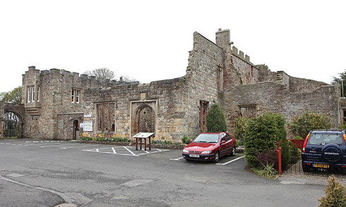 Bên ngoài lâu đài cổ từ thế kỷ 14, Ảnh: APT. Bên ngoài lâu đài cổ từ thế kỷ 14, Ảnh: APT.