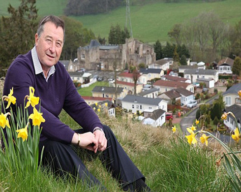 Ông Mike Smith và ông Lee Simpson rao bán toàn bộ ngôi làng với giá 1,75 triệu bảng Anh. Ảnh: News-12.com Ông Mike Smith và ông Lee Simpson rao bán toàn bộ ngôi làng với giá 1,75 triệu bảng Anh. Ảnh: News-12.com