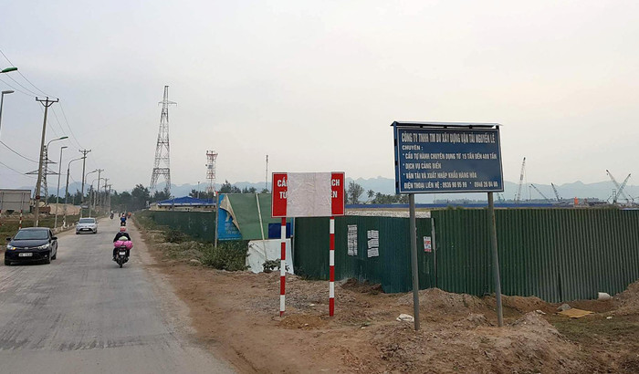 Biến cấm cắm trước bến phà Gót (đảo Cát Hải) đã được che tạm trước khi lệnh cấm được bãi bỏ Biến cấm cắm trước bến phà Gót (đảo Cát Hải) đã được che tạm trước khi lệnh cấm được bãi bỏ