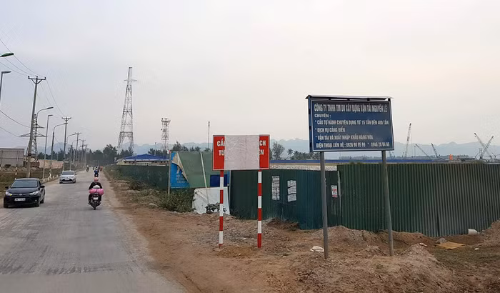 Biến cấm cắm trước bến phà Gót (đảo Cát Hải) đã được che tạm trước khi lệnh cấm được bãi bỏ Biến cấm cắm trước bến phà Gót (đảo Cát Hải) đã được che tạm trước khi lệnh cấm được bãi bỏ