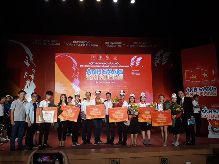 Lễ trao giải tại Hội thi Ánh sáng soi đường. (Ảnh: NVCC) Lễ trao giải tại Hội thi Ánh sáng soi đường. (Ảnh: NVCC)