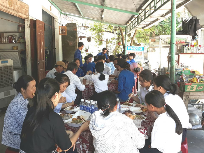 Bữa cơm trưa và nước uống trị giá 30.000 đồng/suất.