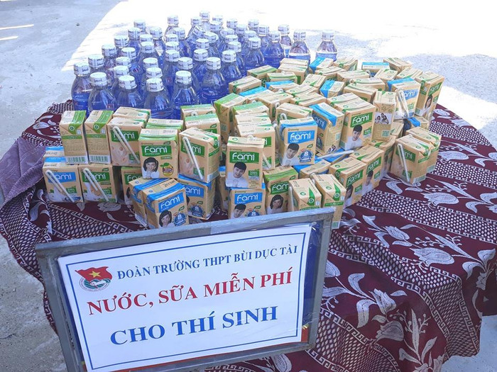 Cơm nước miễn phí của đoàn trường Bùi Dục Tài.