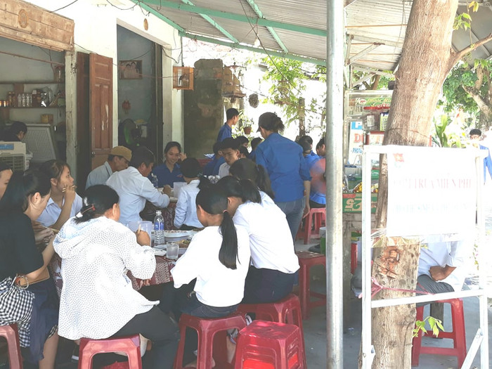 Thời tiết không ủng hộ nhưng những tấm áo xanh trường Bùi Dục Tài giúp các em vững bước vượt vũ môn.