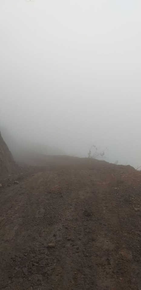 Đường đi có thể lúc nắng, lúc mưa, lúc sương mù đến bất chợt.