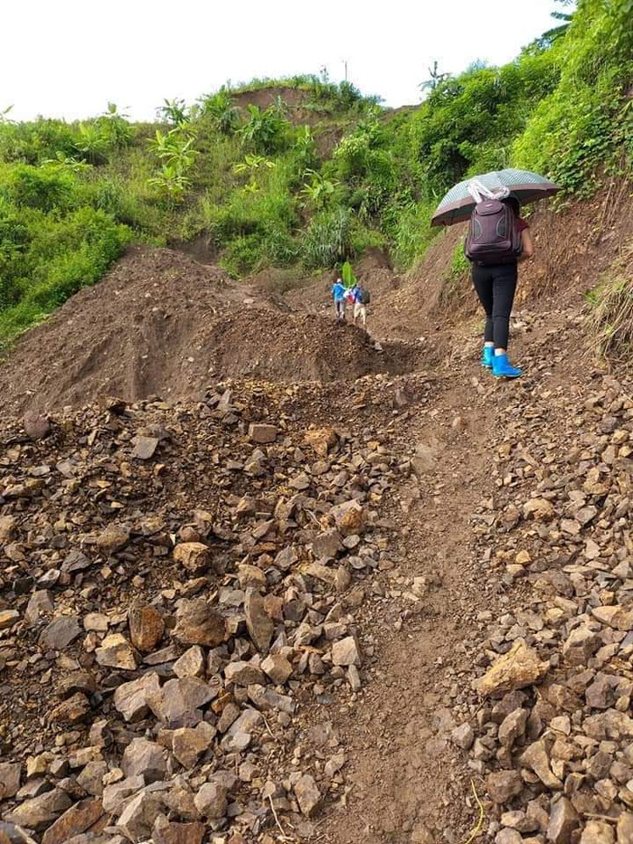 Các thầy cô giáo trở thành những nhà leo núi... bất đắc dĩ.