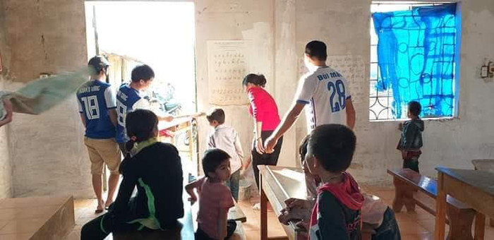 Thầy trò cùng vệ sinh lớp học sau mưa.