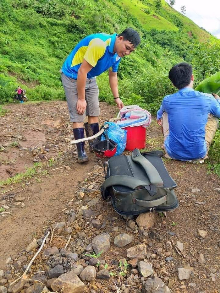 Đường đến trường là một hành trình quá gian nan của các thầy cô giáo.