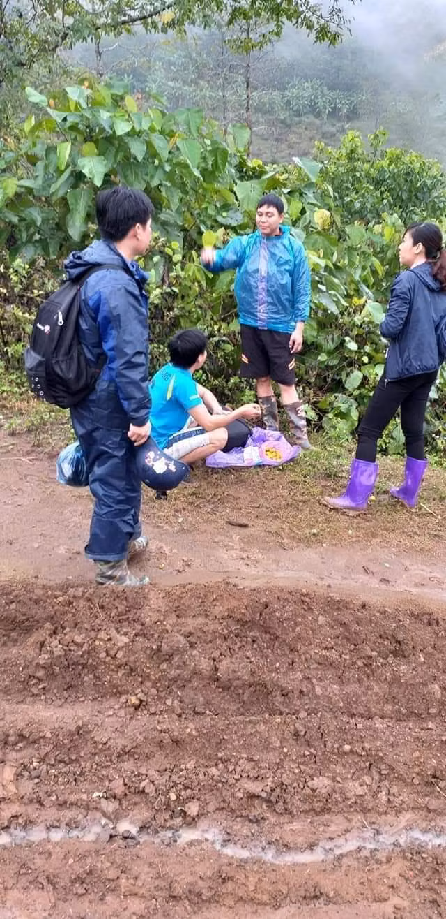 Có những buổi các thầy cô giáo phải di chuyển cả ngày mới đến được điểm trường.