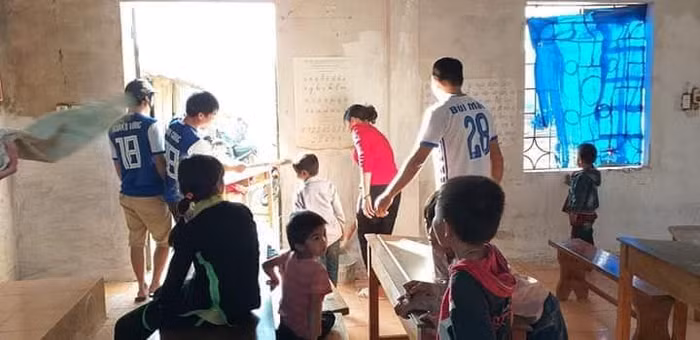 Thầy trò cùng vệ sinh lớp học sau mưa.