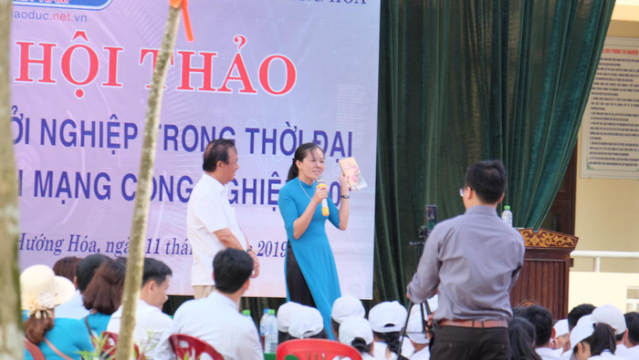 Cô Sương nhận cuốn sách làm quà của Giáo sư Nguyễn Lân Dũng, với món quà của Giáo sư, cô Sương và các học trò của mình sẽ say mê hơn với bộ môn Sinh học. (Ảnh: LC)