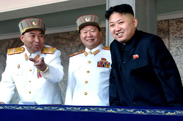 Từ trái qua: Cựu Tổng tham mưu trưởng Ri Yong-ho, Choe Ryong-hae và Kim Jong-un. Từ trái qua: Cựu Tổng tham mưu trưởng Ri Yong-ho, Choe Ryong-hae và Kim Jong-un.