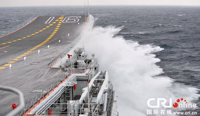 Cụm tàu sân bay Liêu Ninh, Trung Quốc kéo xuống Biển Đông tập trận chỉ 3 ngày sau khi Bắc Kinh đơn phương tuyên bố áp đặt khu nhận diện phòng không ở Hoa Đông, động thái đang dấy lên những lo ngại căng thẳng leo thang trong khu vực.