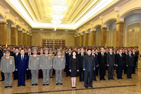 Vợ chồng Kim Jong-un vào lăng Kusumsan ngày hôm qua, dập tắt những tin đồn Ri Sol-ju bị "thanh trừng" trong vụ Jang Song-thaek. Vợ chồng Kim Jong-un vào lăng Kusumsan ngày hôm qua, dập tắt những tin đồn Ri Sol-ju bị "thanh trừng" trong vụ Jang Song-thaek.