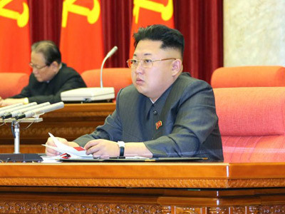 Nhà lãnh đạo Bắc Triều Tiên Kim Jong-un trong phiên họp Bộ Chính trị mở rộng tuyên bố cách mọi chức vụ, khai trừ đảng và bắt tại trận Jang Song-thaek. Nhà lãnh đạo Bắc Triều Tiên Kim Jong-un trong phiên họp Bộ Chính trị mở rộng tuyên bố cách mọi chức vụ, khai trừ đảng và bắt tại trận Jang Song-thaek.