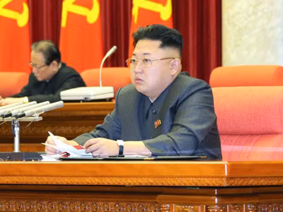 Nhà lãnh đạo Bắc Triều Tiên Kim Jong-un trong phiên họp Bộ Chính trị mở rộng tuyên bố cách mọi chức vụ, khai trừ đảng và bắt tại trận Jang Song-thaek.