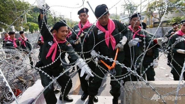 Cảnh sát chủ động cắt hàng rào thép gai do chính họ dựng lên để người biểu tình tự do vào những nơi họ muốn.