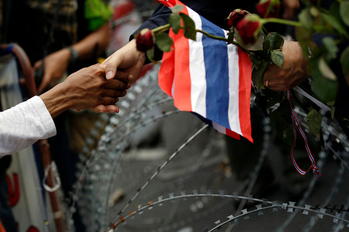 Những cái bắt tay thân thiện.