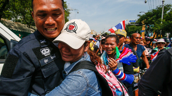 Và cả những cái ôm xúc động.