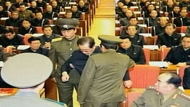 Jang Song-thaek bị lật đổ vì Kim Jong-un không muốn có nhân vật số 2? Cách thức loại bỏ Jang Song-thaek khiến dư luận bất ngờ khi ông bị làm nhục ngay tại cuộc họp Bộ Chính trị mở rộng. Jang Song-thaek bị lật đổ vì Kim Jong-un không muốn có nhân vật số 2? Cách thức loại bỏ Jang Song-thaek khiến dư luận bất ngờ khi ông bị làm nhục ngay tại cuộc họp Bộ Chính trị mở rộng.