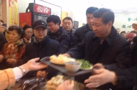 Ông Tập Cận Bình gọi 6 chiếc bánh bao nhân thịt, 1 bát súp lòng lợn và 1 đĩa rau sống khoảng 93 ngàn VNĐ. Ông Tập Cận Bình gọi 6 chiếc bánh bao nhân thịt, 1 bát súp lòng lợn và 1 đĩa rau sống khoảng 93 ngàn VNĐ.