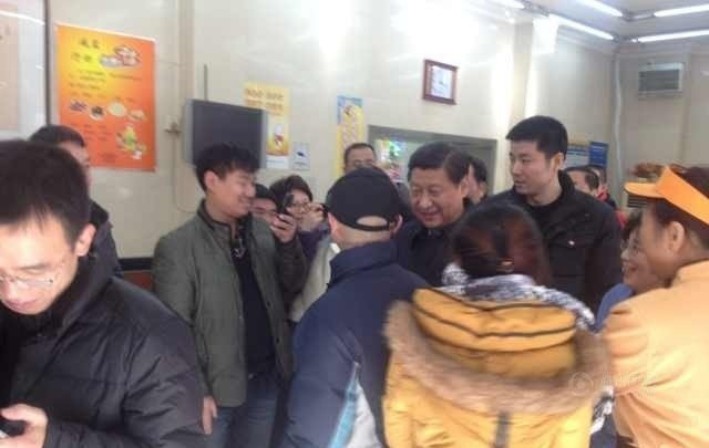 Ông Bình xếp hàng mua bánh bao, nhiều người có mặt rút điện thoại chụp ảnh. Ông Bình xếp hàng mua bánh bao, nhiều người có mặt rút điện thoại chụp ảnh.