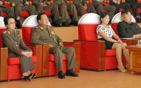 Bà cô Kim Kyong-hui, Phó nguyên soái Choe Ryong-hae và vợ chồng nhà lãnh đạo Kim Jong-un. Bà cô Kim Kyong-hui, Phó nguyên soái Choe Ryong-hae và vợ chồng nhà lãnh đạo Kim Jong-un.