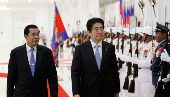Thủ tướng Shinzo Abe thăm Campuchia. Thủ tướng Shinzo Abe thăm Campuchia.