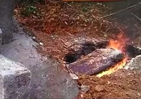 Ngôi mộ ông Mục vừa chôn được 3 ngày bị chính quyền địa phương huyện Kinh tỉnh An Huy cưỡng chế quật mộ, dội xăng đốt xác vì con cháu ông không chịu "hỏa táng theo quy định". Ngôi mộ ông Mục vừa chôn được 3 ngày bị chính quyền địa phương huyện Kinh tỉnh An Huy cưỡng chế quật mộ, dội xăng đốt xác vì con cháu ông không chịu "hỏa táng theo quy định".