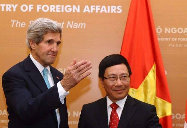 Ngoại trưởng Mỹ John Kerry và Phó Thủ tướng kiêm Bộ trưởng Ngoại giao Việt Nam Phạm Bình Minh. Ngoại trưởng Mỹ John Kerry và Phó Thủ tướng kiêm Bộ trưởng Ngoại giao Việt Nam Phạm Bình Minh.