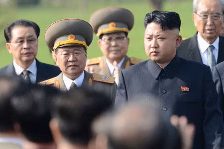 Vị trí đứng gần hay xa Kim Jong-un trong các hoạt động công cộng nói lên vị trí của một người trong bộ máy quyền lực Bình Nhưỡng. Vị trí đứng gần hay xa Kim Jong-un trong các hoạt động công cộng nói lên vị trí của một người trong bộ máy quyền lực Bình Nhưỡng.