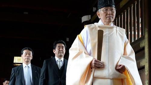 Truyền thông Nhật Bản cho rằng Mỹ đã nhiều lần vận động ngăn cản ông Shinzo Abe viếng đền Yasukuni nhưng không thành. Truyền thông Nhật Bản cho rằng Mỹ đã nhiều lần vận động ngăn cản ông Shinzo Abe viếng đền Yasukuni nhưng không thành.