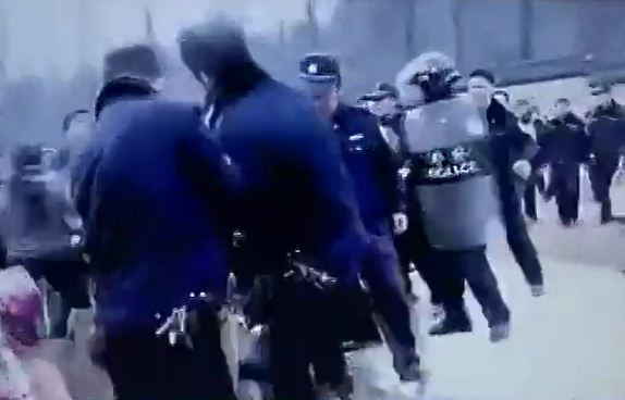 Huyện Kinh huy động hơn 20 xe cảnh sát, tiêu độc, phòng cháy với lực lượng đông đảo, khí giới đầy đủ cưỡng chế quật mộ, đốt xác người dân. Con cháu người quá cố ngăn cản thì bị đánh cho tơi bời. Huyện Kinh huy động hơn 20 xe cảnh sát, tiêu độc, phòng cháy với lực lượng đông đảo, khí giới đầy đủ cưỡng chế quật mộ, đốt xác người dân. Con cháu người quá cố ngăn cản thì bị đánh cho tơi bời.