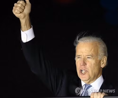 Phó Tổng thống Mỹ Joe Biden đến Hàn Quốc tối qua 5/12.