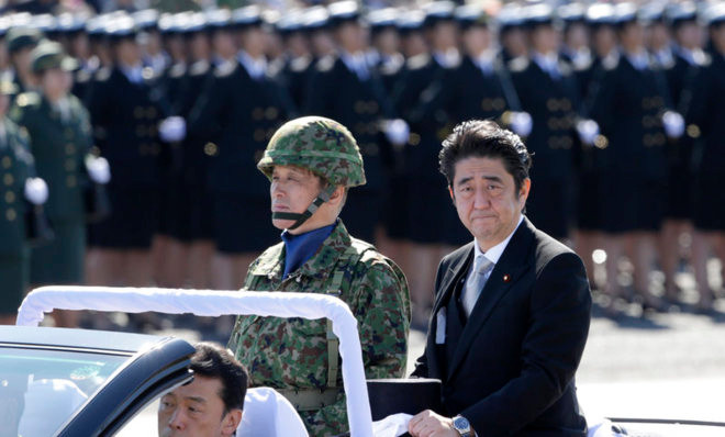 Thủ tướng Nhật Bản Shinzo Abe duyệt đội danh dự Lực lượng Phòng vệ Nhật Bản. Thủ tướng Nhật Bản Shinzo Abe duyệt đội danh dự Lực lượng Phòng vệ Nhật Bản.